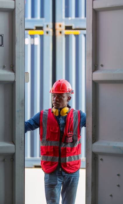 Operario con casco de seguridad en un puerto de contenedores
